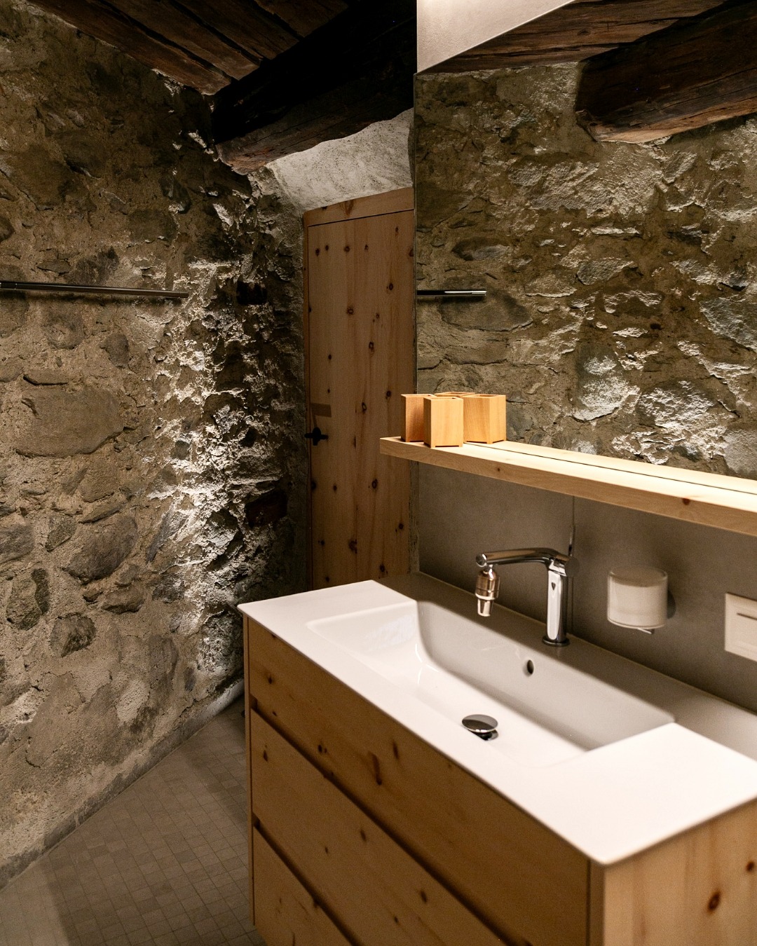 Stein. Holz. Licht.
#renovierung
#bauenimbestand
#valmüstair
#modunitaarchitects