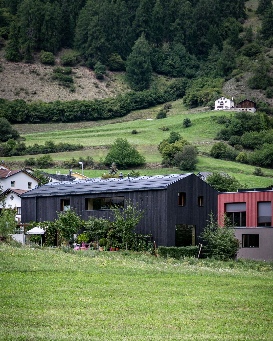 Architektur im Grünen
#alpinearchitecture
#bauenindenbergen
#holzbau
#landscape
#architecture
#switzerland
#müstair
#modunitaarchitects