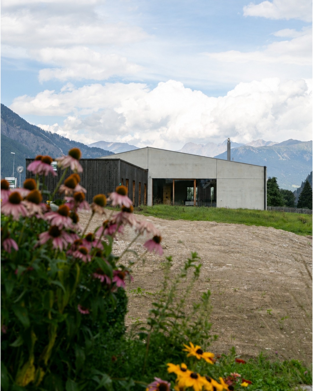 Zwischen Rohheit und Wärme
#bauenindenbergen
#alpinearchitecture
#ValMüstair
#Graubünden
#schweizerarchitektur
#ArchitectureLovers
#beton
#holz
#concrete
#architecture
#modunitaarchitects