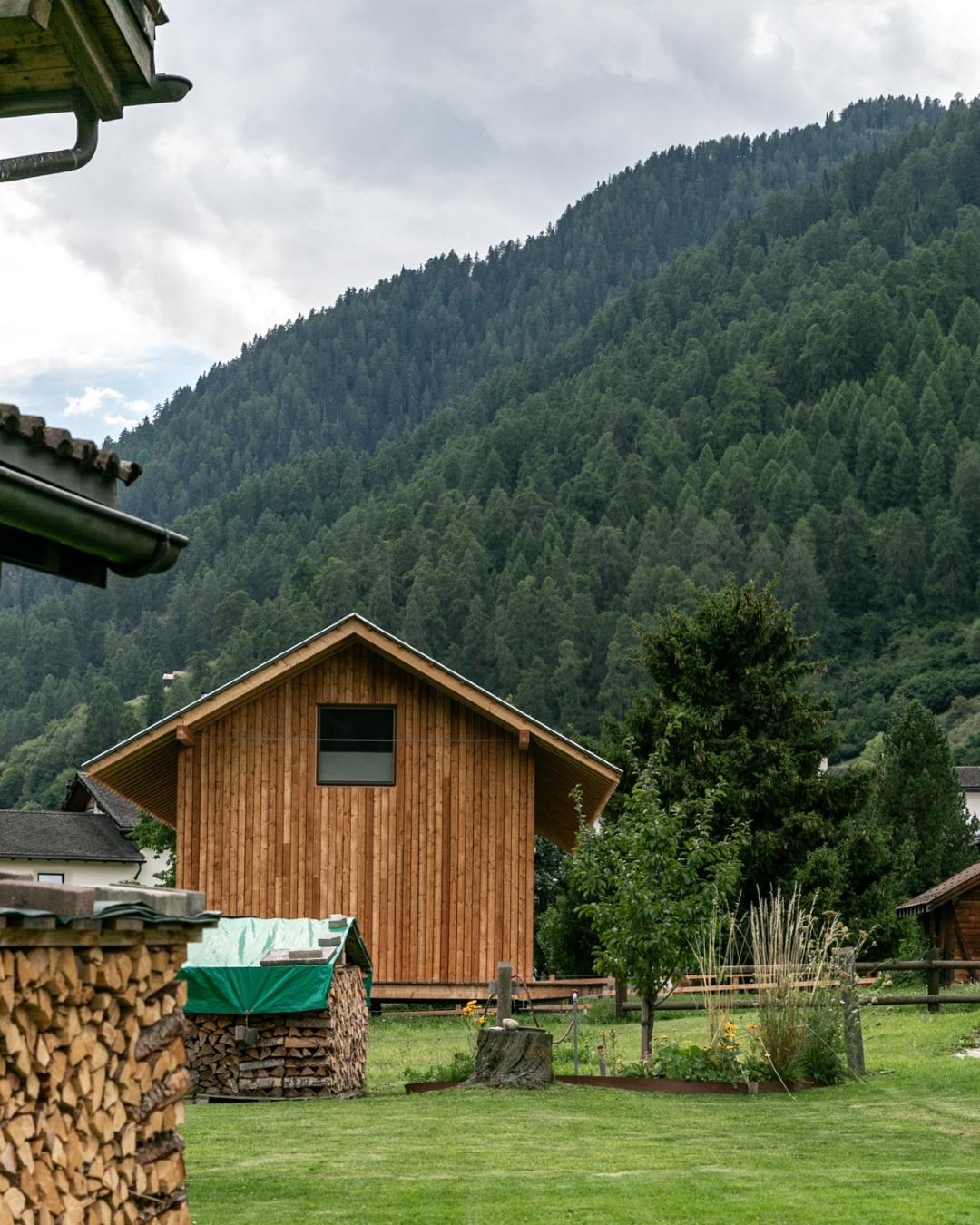 Material in Context
#WoodArchitecture
#Architecture
#SwissArchitecture
#AlpineArchitecture
#Graubünden
#ValMüstair
#bauenindenbergen
#modunitaarchitects
