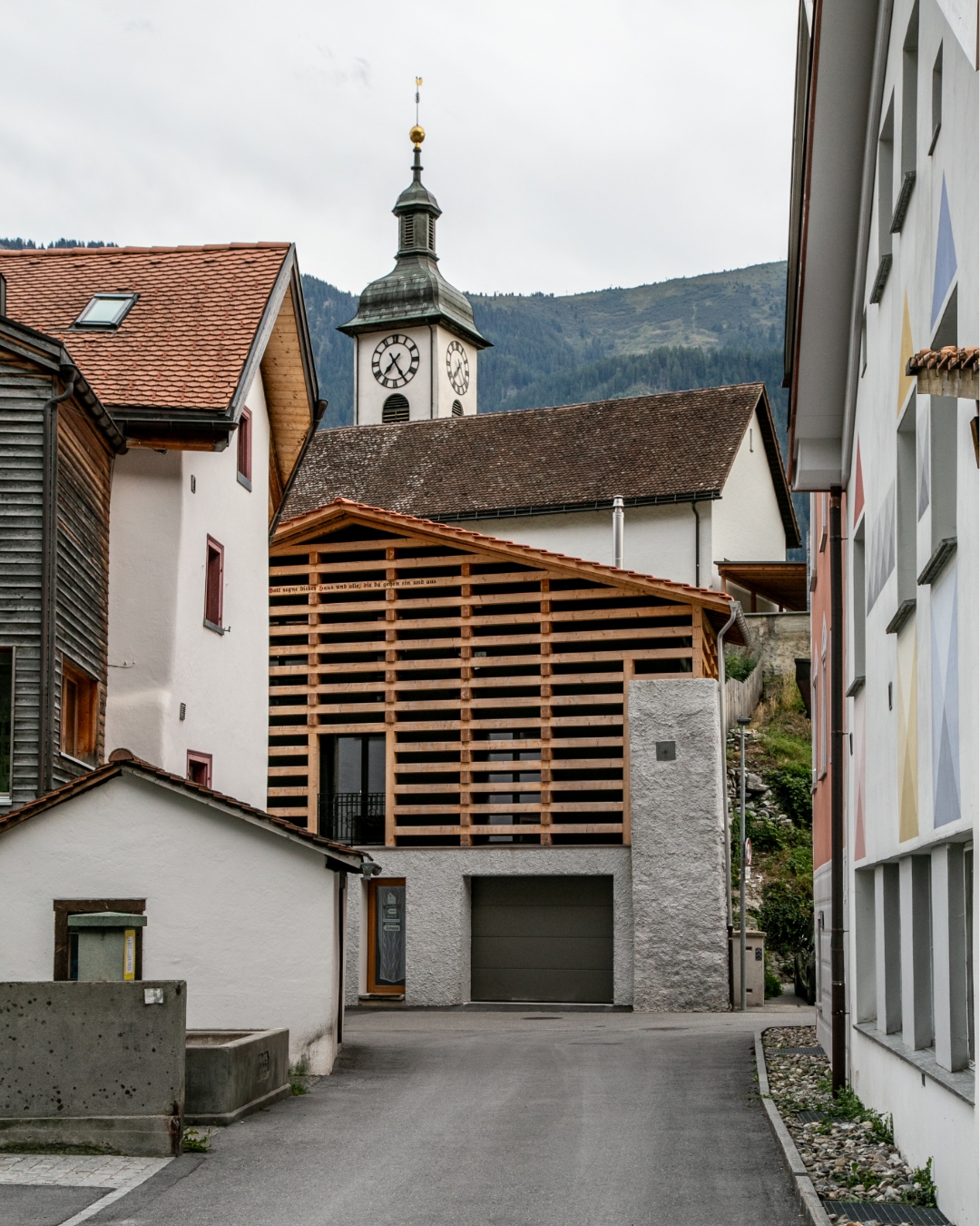 Im Dorfgefüge
#architektur
#architecture
#bauenimbestand
#bauenindenbergen
#holzarchitektur
#holzfassade
#traditionundmoderne
#baukultur
#regionalearchitektur
#alpenarchitektur
#alpinearchitecture
#swissarchitecture
#modunitarchitects