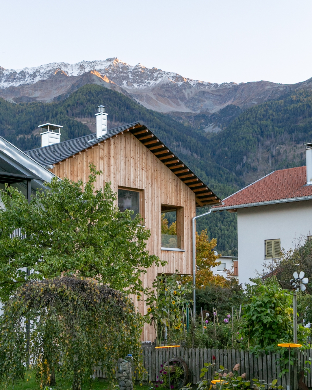 Haus an Haus
#architecture #architektur #architecturelovers #holzarchitektur #holzbau #timberarchitecture #timberconstruction
#woodenhouse #modernarchitecture #bauenmitholz
#architektursüdtirol #südtirol #italien #modunitaarchitects