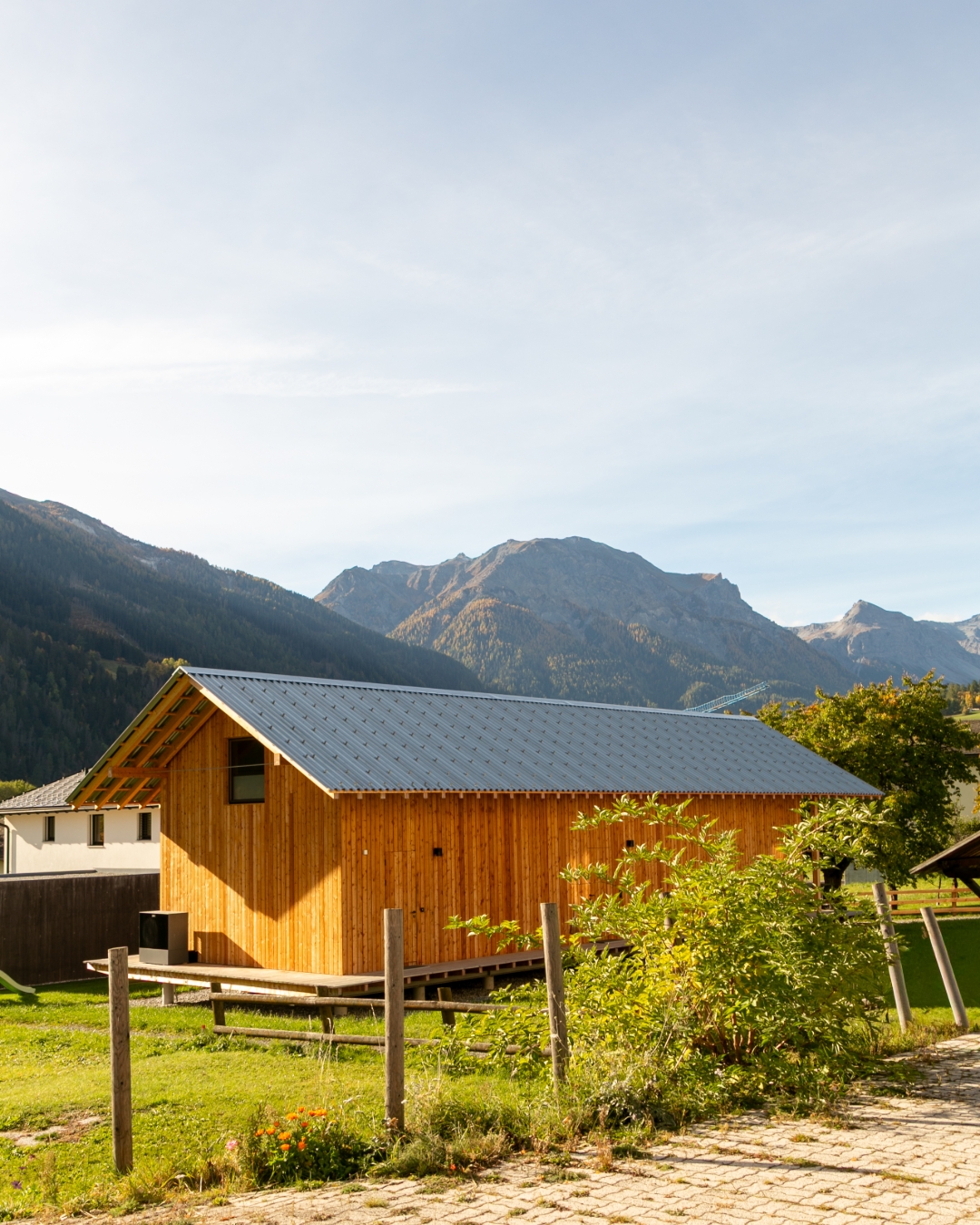 Built from Nature
#swissarchitecture #architecturelovers #timberarchitecture #woodenarchitecture #holzbau #holzarchitektur #architektur #architekturschweiz #sustainablearchitecture #naturalmaterials #alpinearchitecture#bauenindenbergen#alpinedesign #graubünden #valmuestair #müstair #architecture #modunitaarchitects
